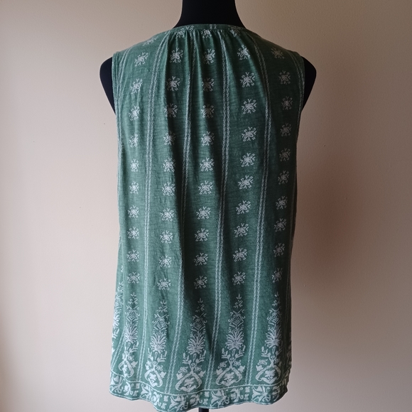 🍀 Lucky Brand Sleeveless Top Size M Green and Cream Floral Butterfly Pattern - Picture 4 of 12